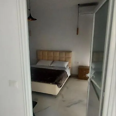 Entire On The First Floor * Vlorë